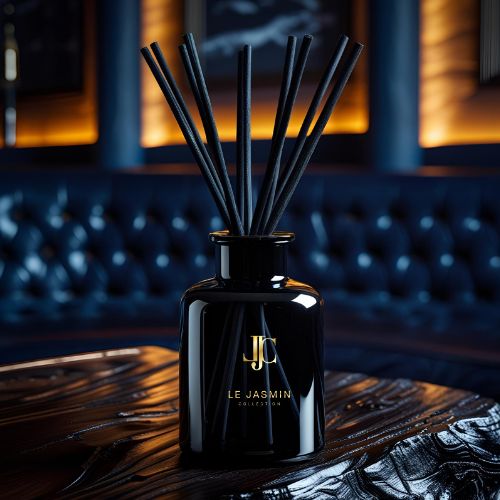 Luxuriöse Duftkerzen und Reed Diffuser aus der LE JASMIN COLLECTION auf einem stilvollen Hintergrund in Schwarz und Gold.